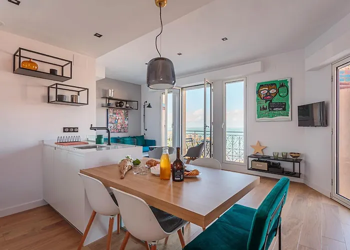 Altaya With Balcony And Sea View In * Biarritz